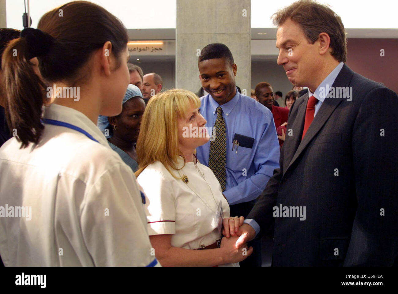 Il primo ministro britannico Tony Blair scuote le mani con infermieri e dipendenti dopo aver tenuto un discorso al Central Middlesex Hospital di Londra. Blair stava visitando l'ospedale per svelare un progetto di 250 milioni di persone sulla visione dei governi per le cure non urgenti all'interno dell'NHS. *...Blair ha anche rivelato dati che migliaia di medici, infermieri, assistenti sanitari e altri operatori sanitari lavoravano oggi nell'NHS rispetto al 1997. Foto Stock