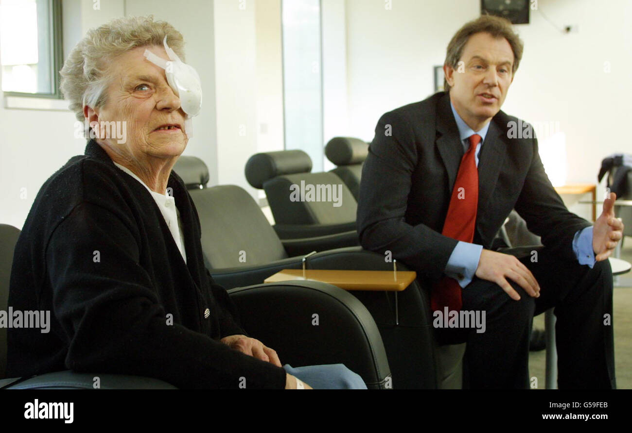 Il primo ministro britannico Tony Blair chiacchiera con i pazienti al Central Middlesex Hospital di Londra . Blair è stato in visita all'ospedale per svelare un progetto di 250 milioni di piani della visione dei governi per le cure non urgenti all'interno del Servizio sanitario Nazionale. *...il signor Blair ha anche rivelato dati che migliaia di medici, infermieri, assistenti sanitari e altri professionisti della salute lavoravano oggi nel sistema sanitario nazionale rispetto al 1997. Vedere la storia della PA POLITICS Hospitals. PA photo/Adrian Dennis/AFP/WPA POOL. Foto Stock
