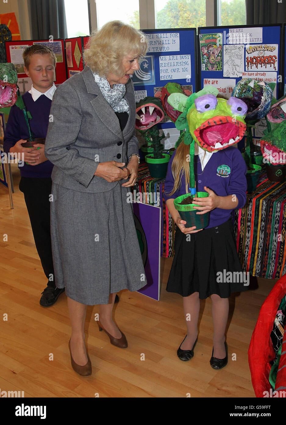 La duchessa della Cornovaglia incontra Rhyanan Atkinson, 11, (a destra) e Joshua Gilbert, 11, (a sinistra) dalla scuola primaria di Pencoys mentre le mostrano il loro progetto 'piccolo negozio di Orrors' a Truro, Inghilterra. Foto Stock
