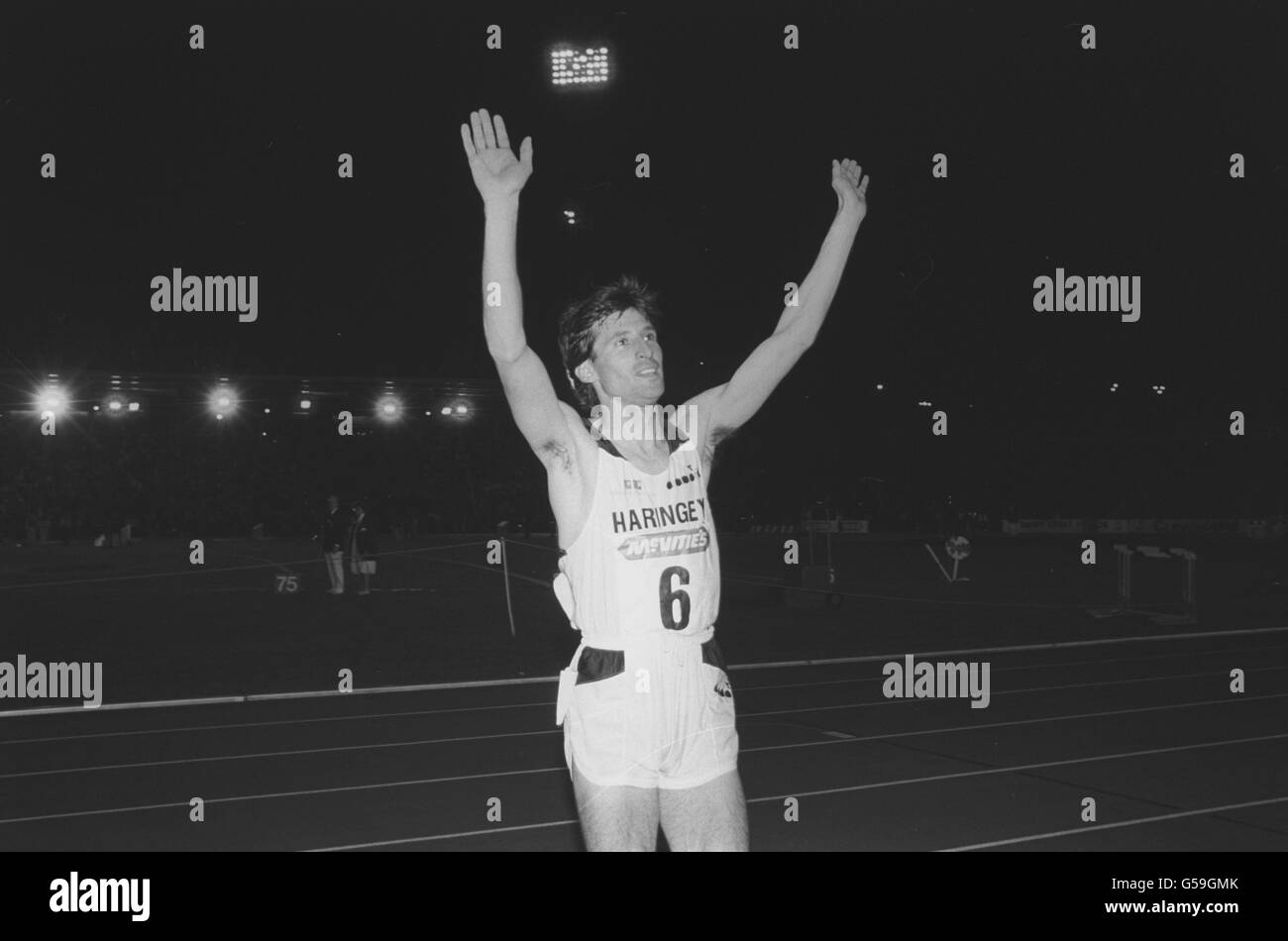 Sebastian Coe festeggia il suo trionfo dopo la vittoria nei 800 metri al meeting McVitie's Challenge Invitation, quando saluta l'atletica britannica al Crystal Palace di Londra. Foto Stock