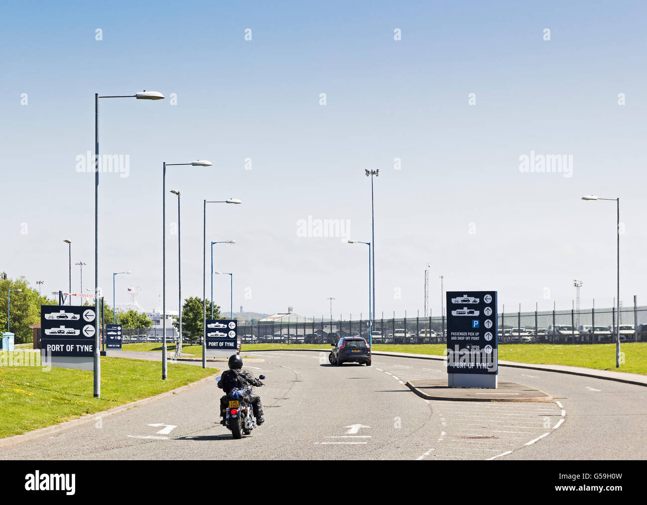 Un motociclo e l'automobile immettere la porta del Tyne area per prendere un traghetto DFDS. Foto Stock