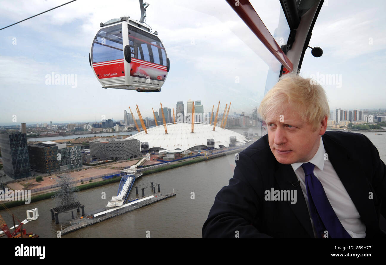 Il sindaco di Londra Boris Johnson effettua una delle prime corse sulla funivia Emirates Air Line che attraversa il Tamigi a Londra prima della sua apertura ufficiale al pubblico questa mattina. Foto Stock