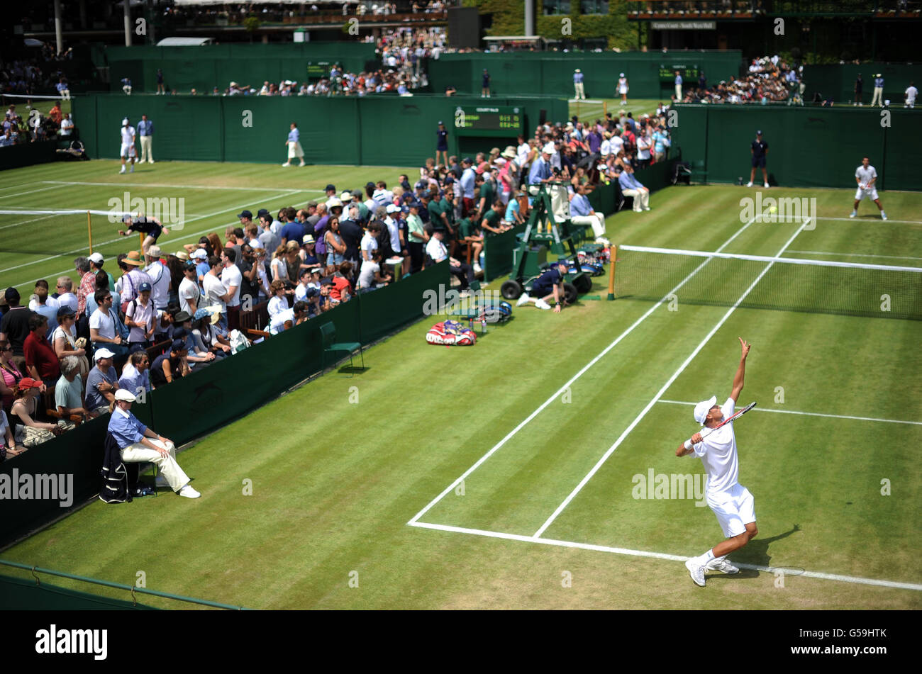 Una vista del gioco attraverso i campi 8 e 9 durante il quarto giorno dei Campionati di Wimbledon 2012 all'All England Lawn Tennis Club, Wimbledon. Foto Stock