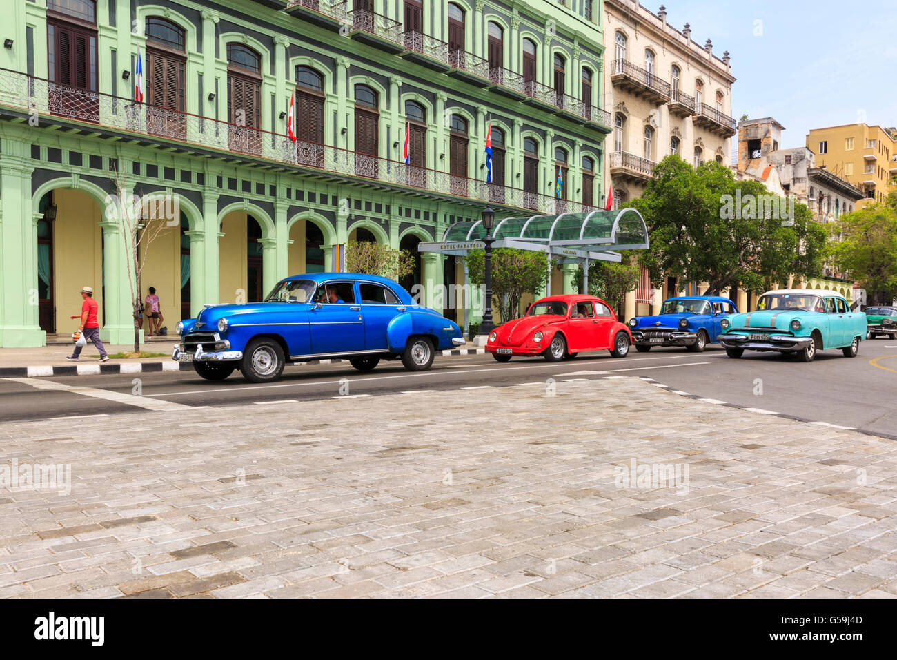 Havana street scene - American Classic Cars sul Paseo di Marti nella parte anteriore del nuovo Hotel Saratoga, Old Havana, Cuba Foto Stock