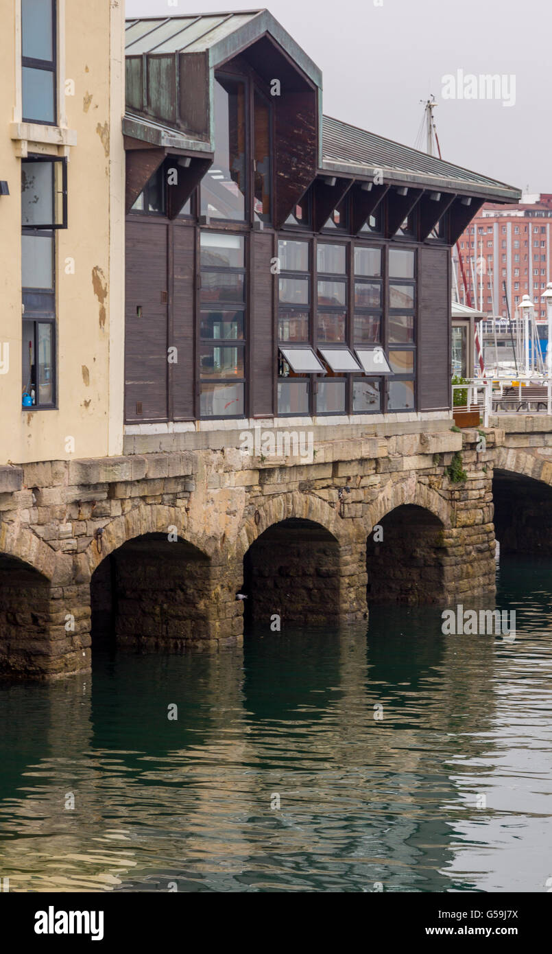 Antiche arcate in pietra nel porto di Gijon, Spagna Foto Stock