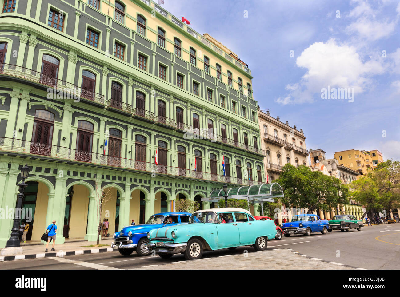 Havana street scene - American Classic Cars sul Paseo di Marti nella parte anteriore del nuovo Hotel Saratoga, Old Havana, Cuba Foto Stock