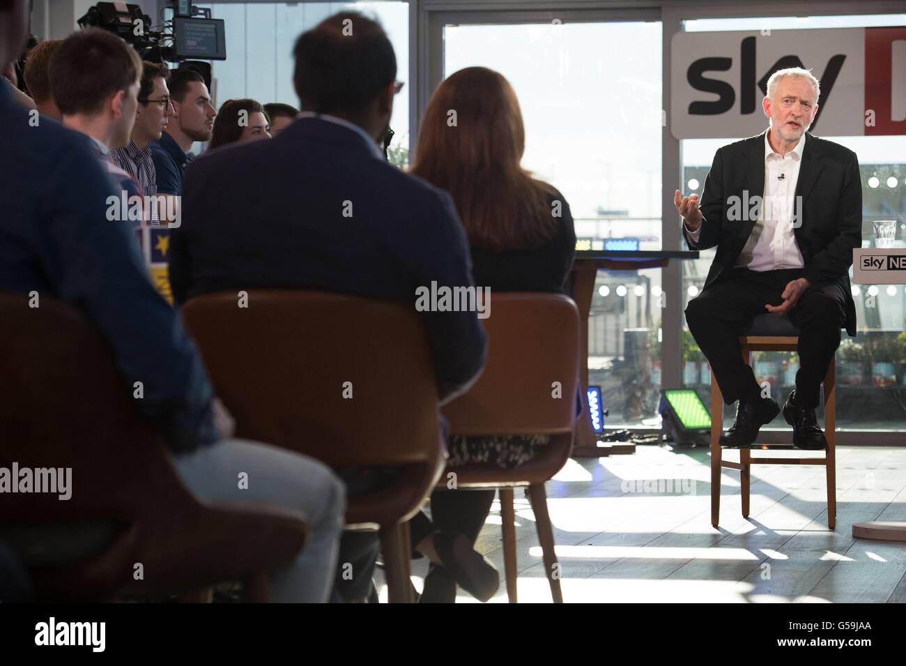 Leader laburista Jeremy Corbyn è intervistato da un pubblico di giovani e di Sky News Editor politico Faisal Islam circa questo giovedì l'UE Referendum a Sky studios nel West London. Foto Stock