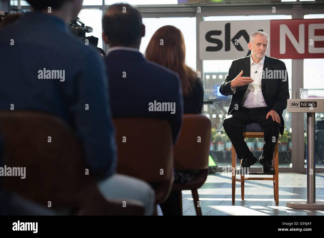 Leader laburista Jeremy Corbyn è intervistato da un pubblico di giovani e di Sky News Editor politico Faisal Islam circa questo giovedì l'UE Referendum a Sky studios nel West London. Foto Stock