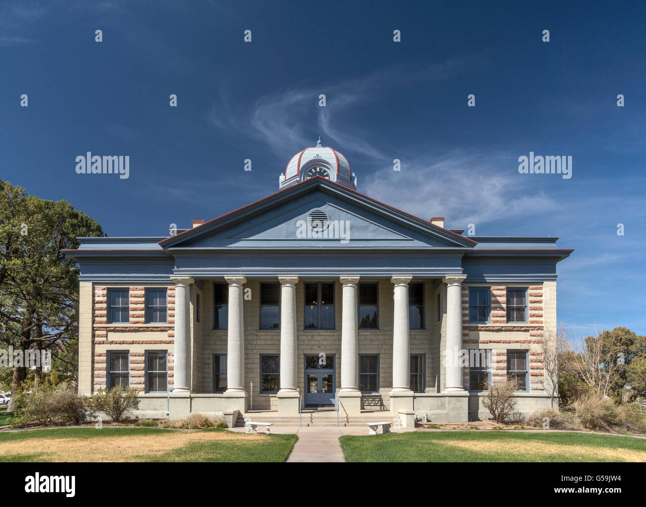 Portico a Jeff Davis County Courthouse, 1910, classica in stile Revival, in Fort Davis, Texas, Stati Uniti d'America Foto Stock