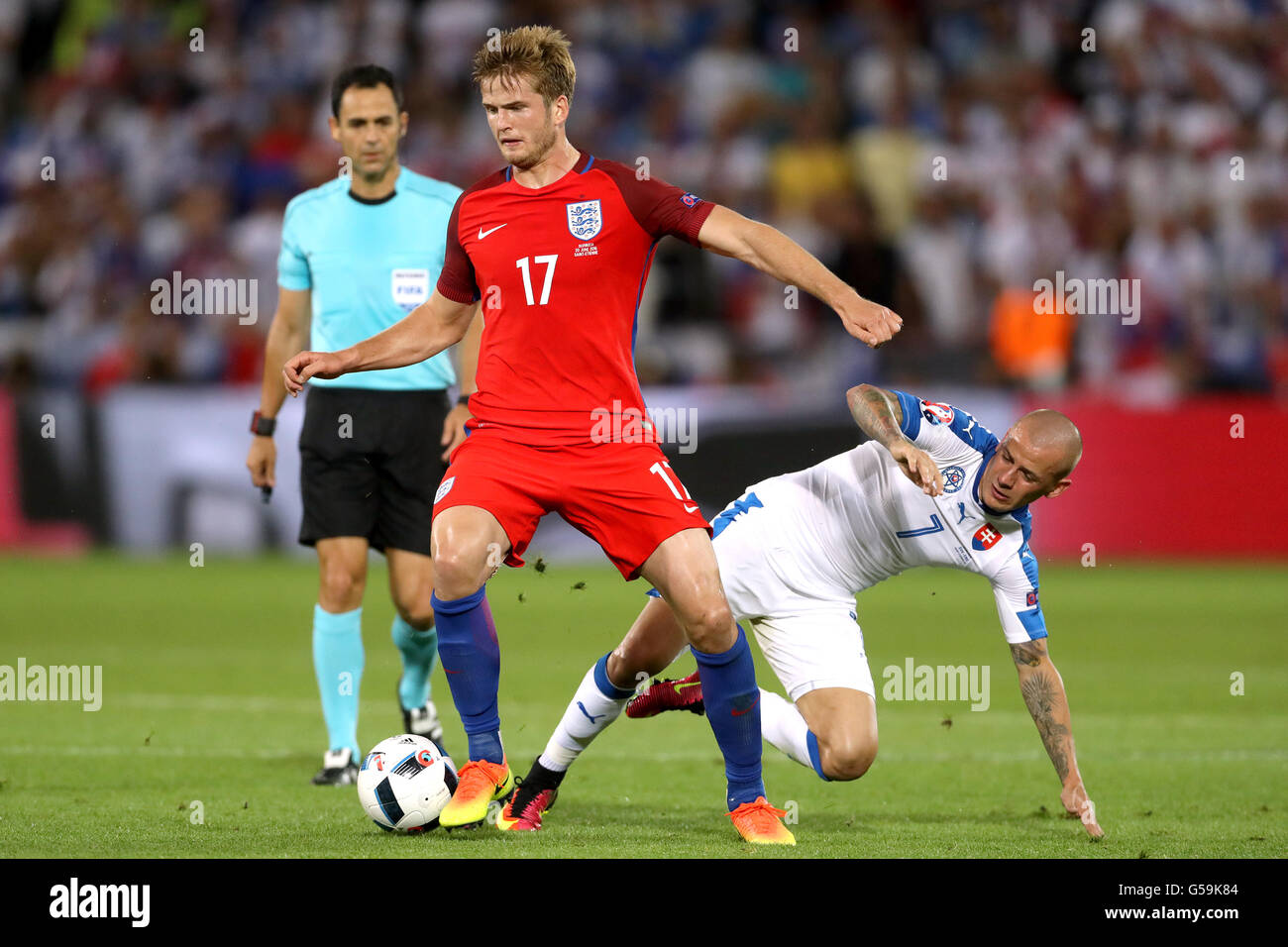 L'Inghilterra del Eric Dier e la Slovacchia di Vladimir Weiss (destra) battaglia per la sfera durante UEFA EURO 2016, gruppo B corrispondono allo Stade Geoffroy Guichard, Saint-Etienne. Foto Stock