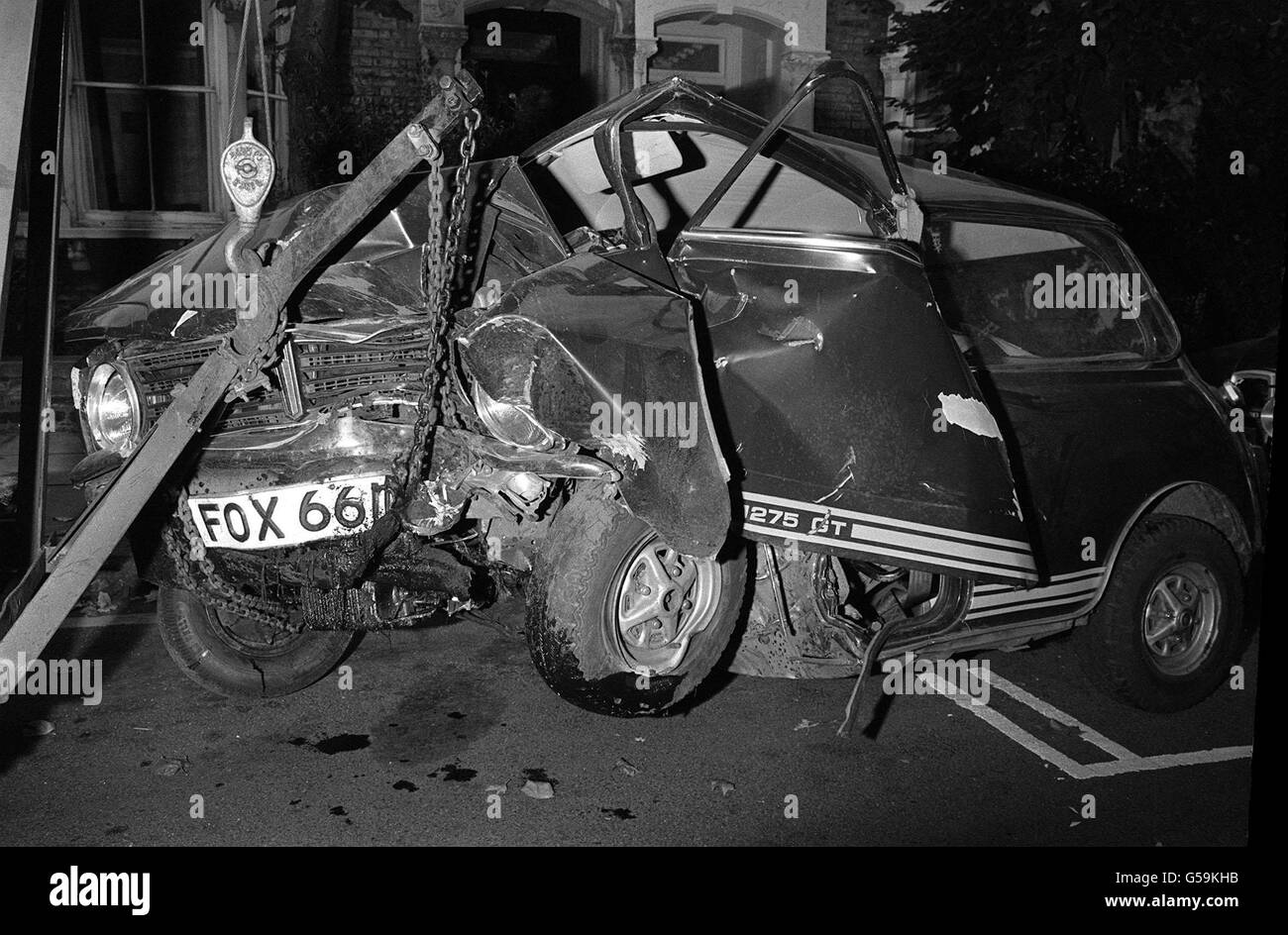 Il naufragio del mini viola in cui la pop star Marc Bolan, del gruppo T-Rex, di 29 anni, fu uccisa il 16/09/1977. L'auto è stata guidata dalla sua ragazza, la cantante americana Gloria Jones, che si è schiantata in un albero a Gypsy Lane, Barnes, a Londra. Foto Stock
