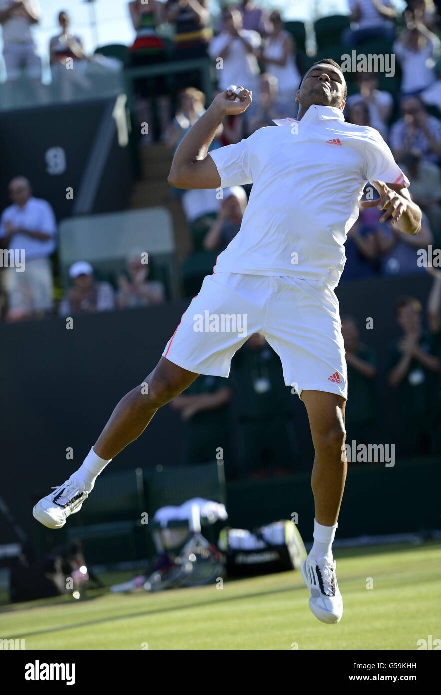 Il francese Jo-Wilfried Tsonga celebra la vittoria della sua partita contro il spagnolo Guillermo Garcia-Lopez durante il quarto giorno dei Campionati di Wimbledon 2012 presso l'All England Lawn Tennis Club di Wimbledon. Foto Stock