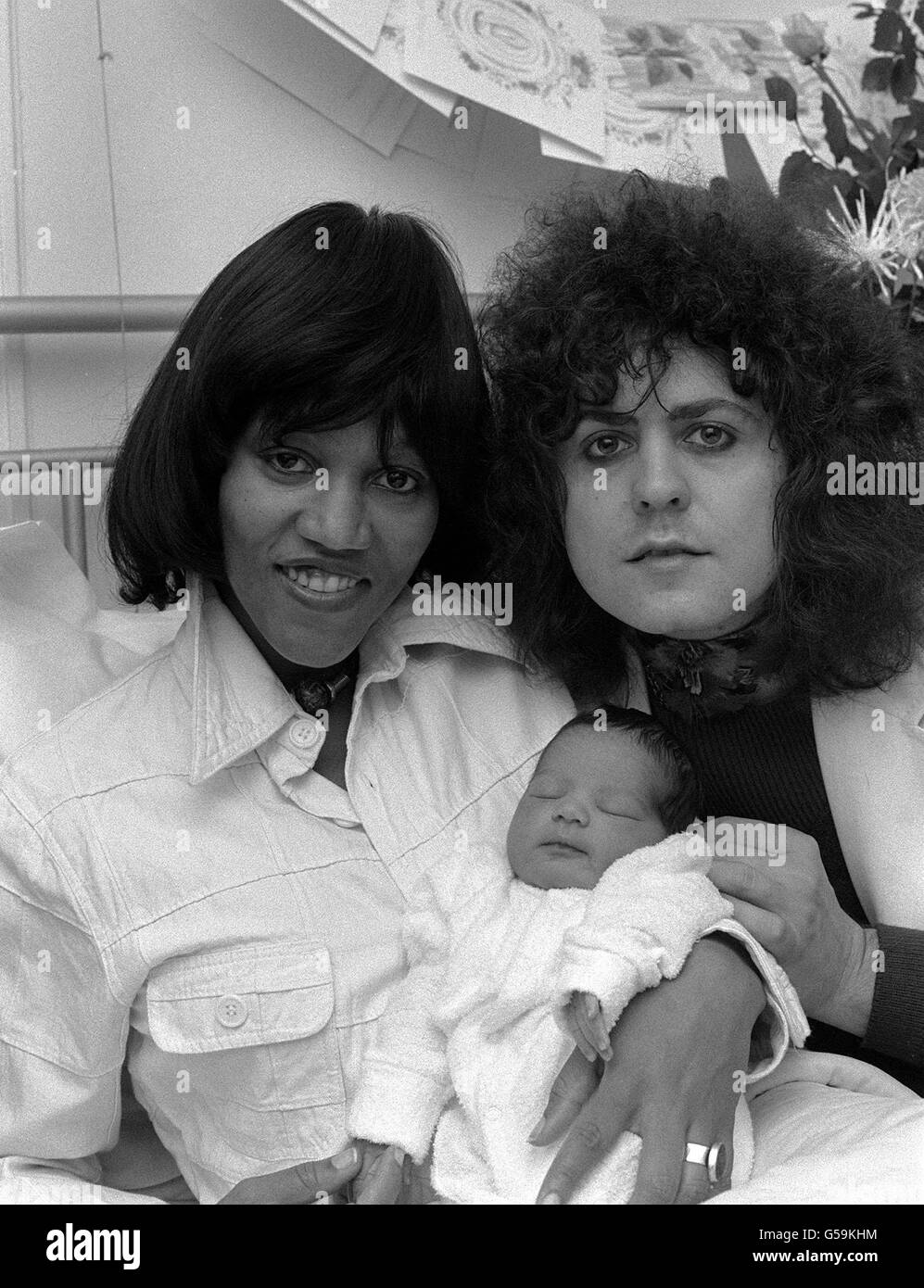 La pop star Marc Bolan, del gruppo T-Rex, con la sua fidanzata americana, la cantante Gloria Jones, e il loro bambino, Rolan Seymour, in una clinica londinese. Foto Stock