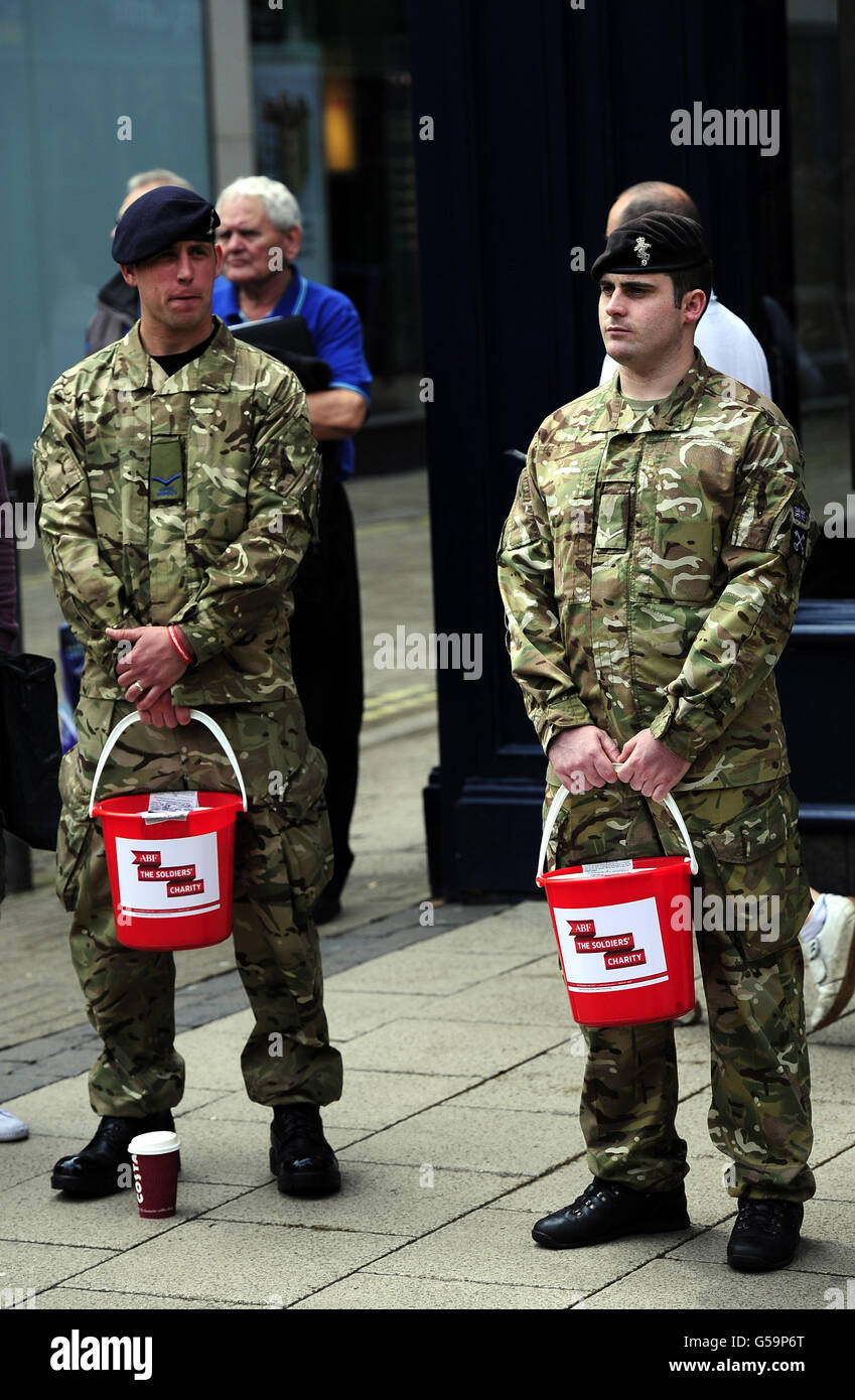 I soldati si raccolgono per le associazioni di beneficenza dell'esercito come uomini di 2 reggimento di segnale Parade attraverso la città di York, Dove è stata concessa la libertà della città il giorno in cui è stato annunciato che l'esercito è di perdere 17 unità principali nella più grande revisione del servizio per decenni. Foto Stock