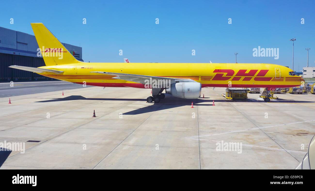 Un giallo e rosso Boeing 757 aereo da società di spedizioni internazionali DHL al vertice di Lisbona Humberto Delgado Aeroporto (LIS). Foto Stock