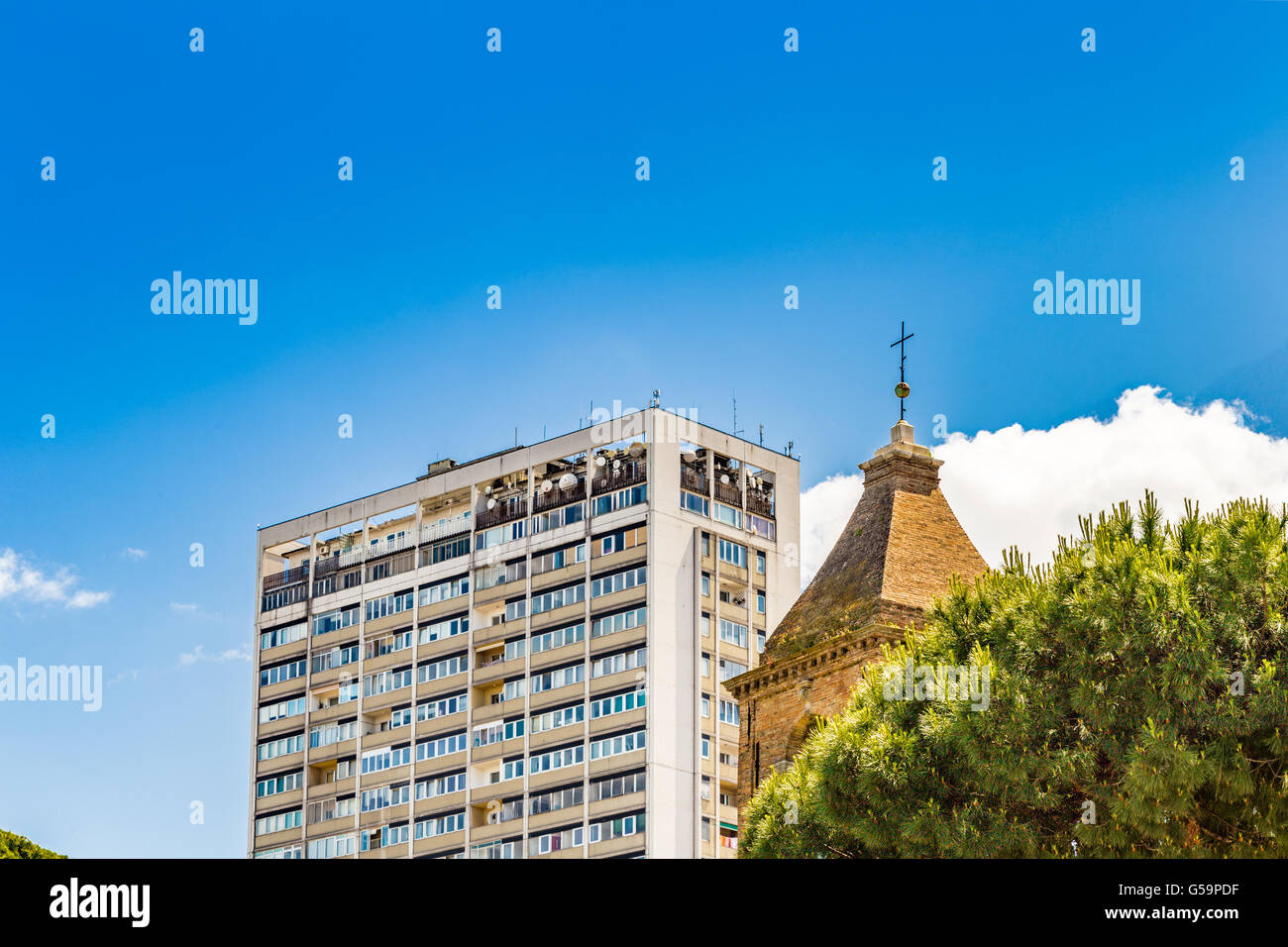 Vecchia chiesa vicino al grattacielo moderno Foto Stock