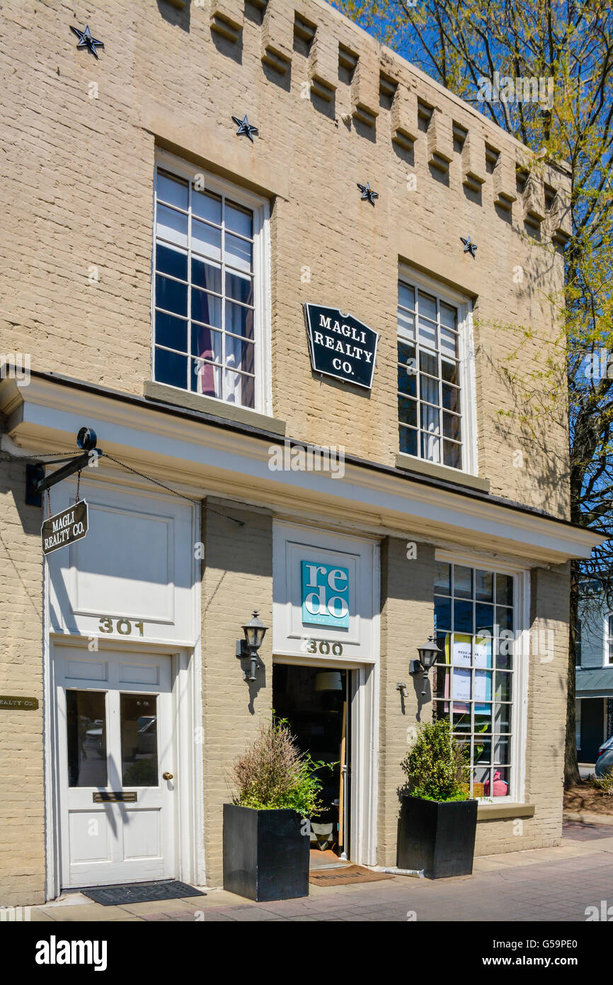 Ripristina Home & Rug e Magli Realty condividono una splendidamente restaurata mattone storico edificio commerciale nel centro cittadino di Franklin, TN Foto Stock