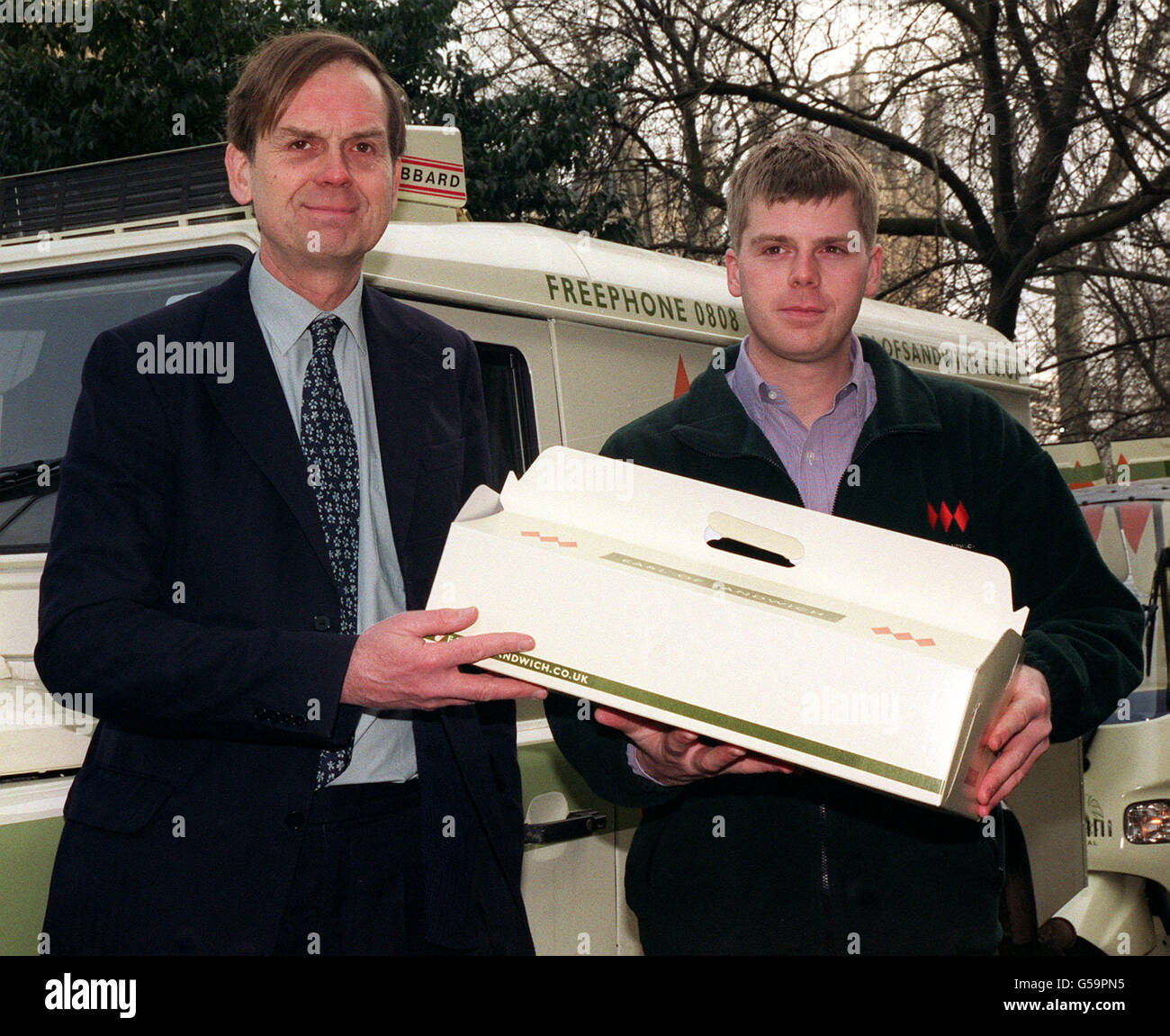 John Montagu (a sinistra), l'undicesimo conte di Sandwich, e suo figlio Orlando ad una fotocall che lancia il 'conte di Sandwich' - un'attività gourmet di consegna sandwich, a Londra. Il suo antenato John, il quarto conte di Sandwich inventò il sandwich nel 1760. Foto Stock