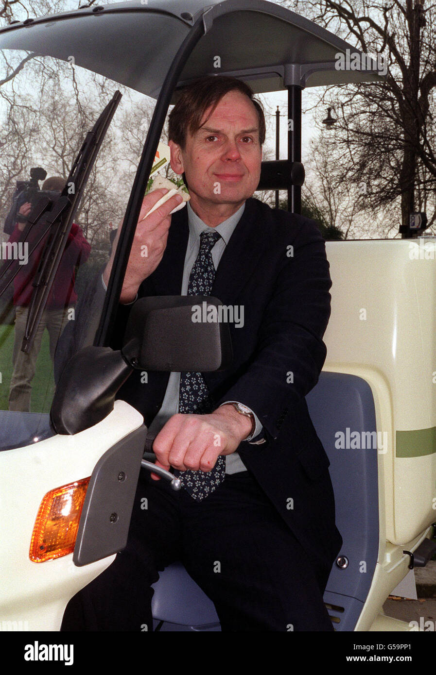 John Montagu, l'undicesimo conte di Sandwich, seduto in una moto speciale di consegna ad una fotocall che lancia il 'Earl of Sandwich' - un commercio gourmet di consegna di sandwich, a Londra. Il suo antenato John, il quarto conte di Sandwich inventò il sandwich negli anni 1760. Foto Stock