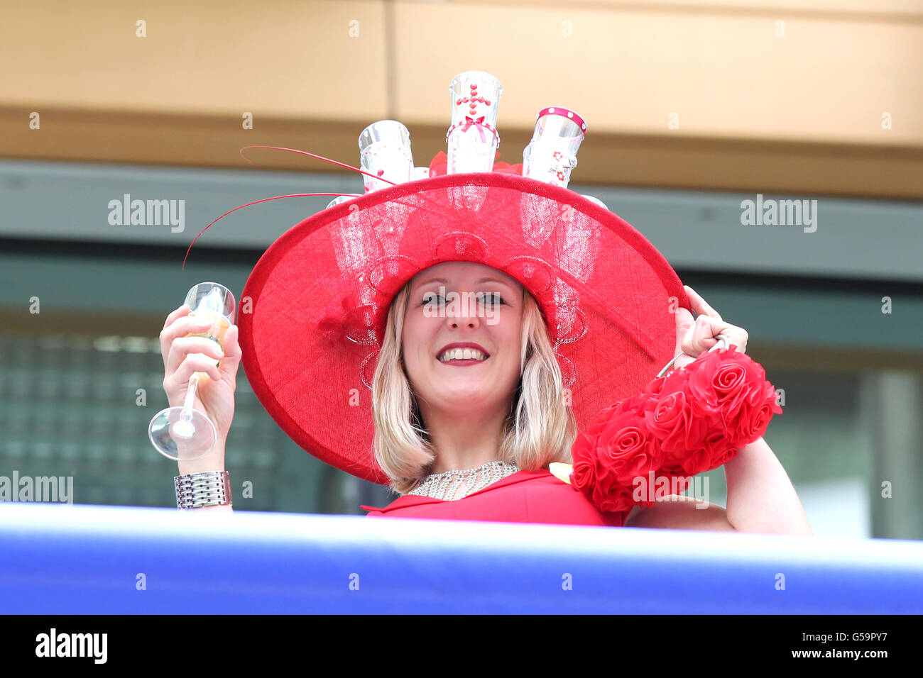 Corse di cavalli - il Royal Ascot Meeting 2012 - giorno uno - Ascot Racecourse. Moda donna su un pilota al Royal Ascot Foto Stock