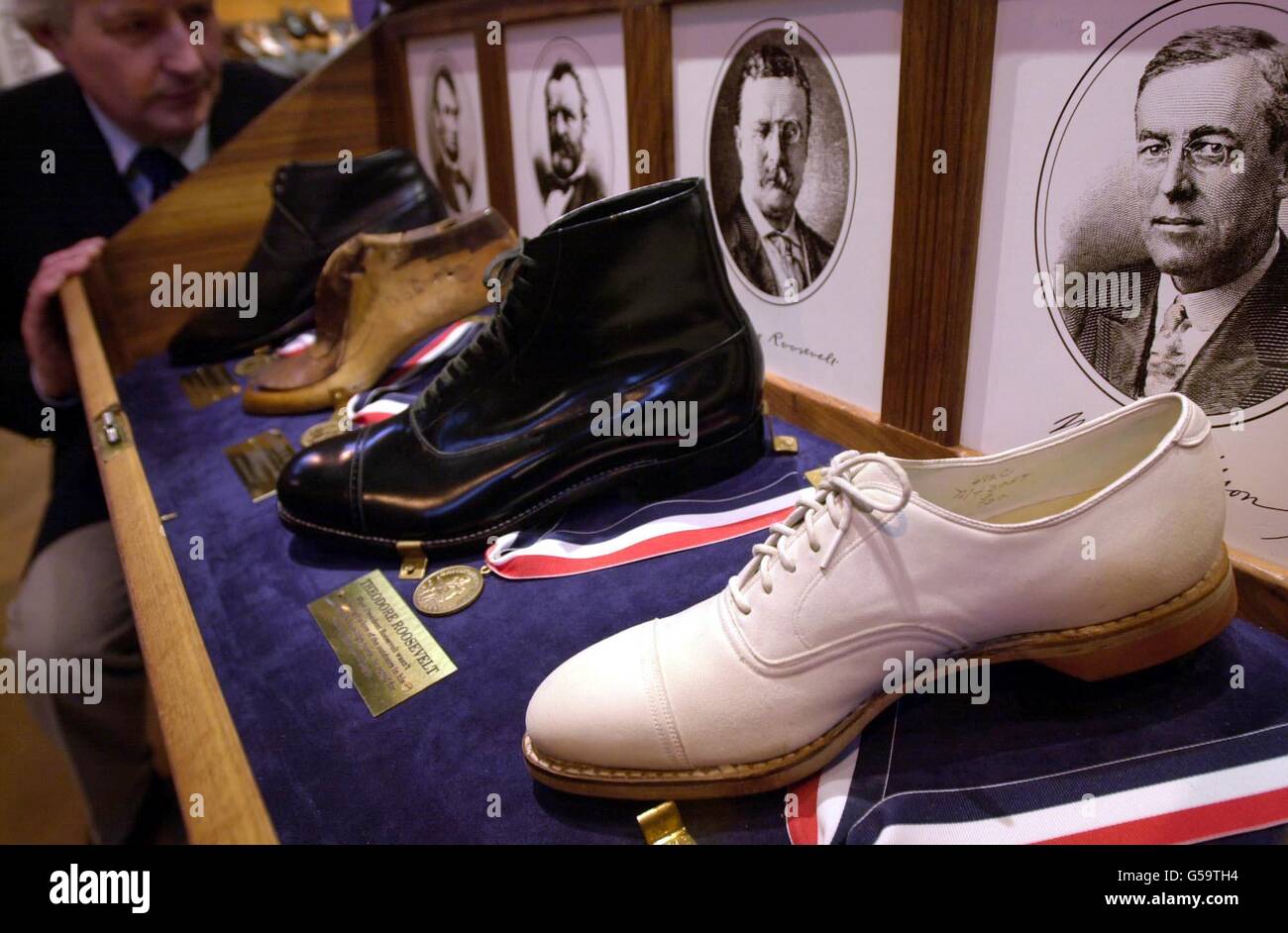 La collezione presidenziale di scarpe (L-R) Abraham Lincoln, Ulysses S Grant (stampo di scarpe ), Theodore Roosevelt e Woodrow Wilson in mostra al National Exhibition Centre di Birmingham sullo stand Johnston & Murphy all'Autumn Footwear Show. * e' la prima uscita per la collezione di scarpe dei presidenti fuori dagli Stati Uniti. Johnston & Murphy, con sede a Nashville, Tennessee, fornisce al primo cittadino americano scarpe artigianali dal 1850. Foto Stock