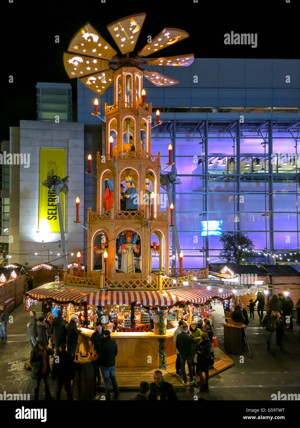 Scena notturna con persone sul mercato di Natale a Manchester in Inghilterra, Regno Unito Foto Stock