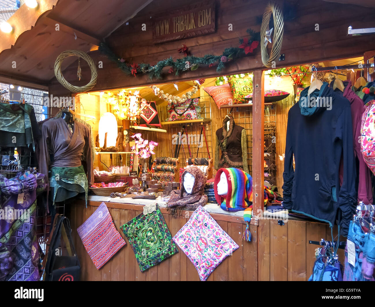 Decorate di stallo di mercato sul mercato di Natale a Manchester in Inghilterra, Regno Unito Foto Stock