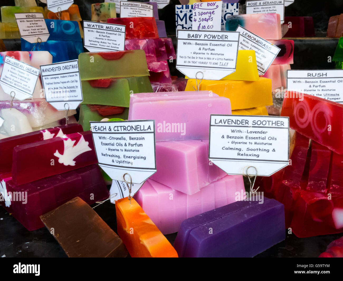 Sapone colorate barre visualizzano in stallo sul mercato di Natale a Manchester in Inghilterra Foto Stock