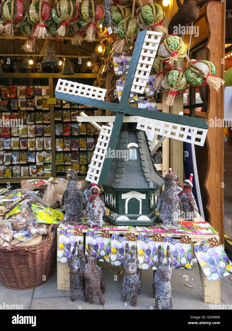 Olandese di mulino a vento in stallo di mercato su Albert Square al mercatino di Natale a Manchester in Inghilterra, Regno Unito Foto Stock