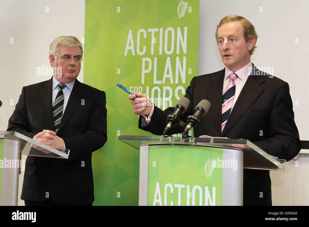 (Sinistra - destra) Tanaiste Eamon Gilmore e Taoiseach Enda Kenny fanno domande dai media in occasione di una conferenza stampa sull'attuazione del piano d'azione per l'occupazione 2012 presso il Guinness Enterprise Centre di Dublino. PREMERE ASSOCIAZIONE foto. Data foto: Giovedì 19 luglio 2012. Vedere la storia del PA POLITICA Salute Irlanda. Il credito fotografico deve essere: Niall Carson/PA Wire Foto Stock