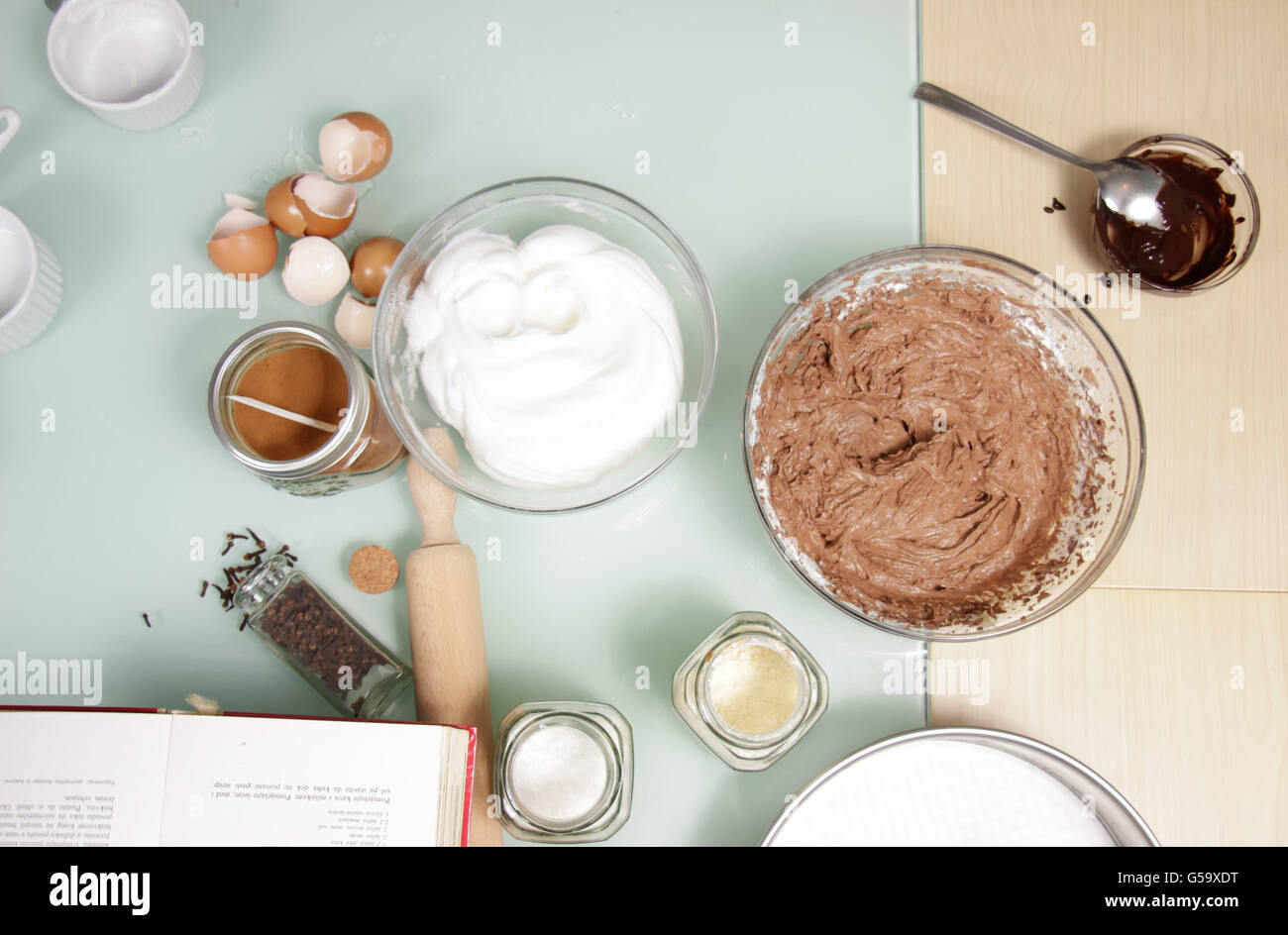 Tabella di cottura Ingredienti farina di cacao al cioccolato closeup Ciotole Coppe Foto Stock