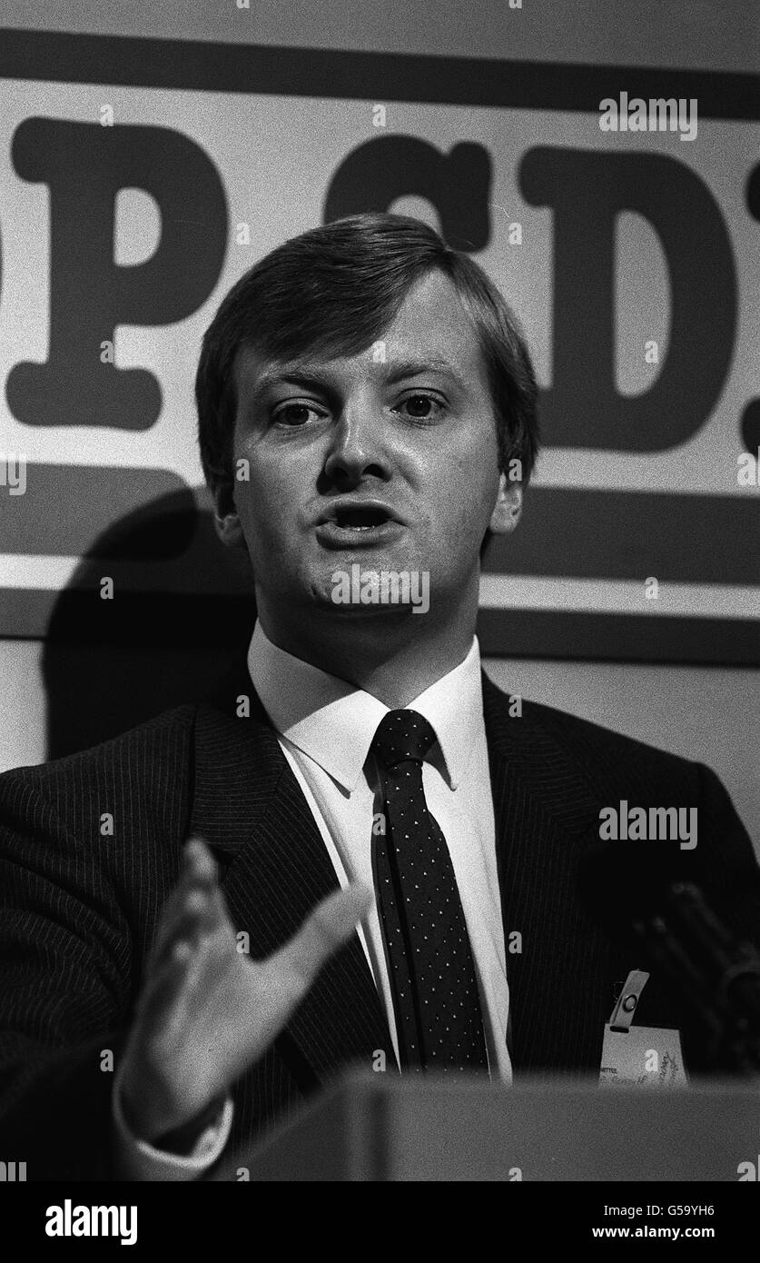 Charles Kennedy, primo deputato a favore della fusione, intervenendo alla conferenza del Partito socialdemocratico di Portsmouth durante il dibattito critico sulla questione della fusione. Foto Stock