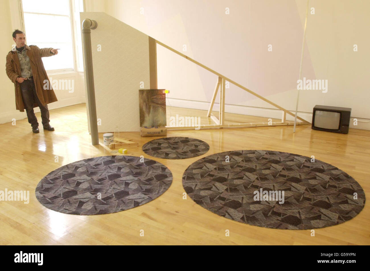 L'artista Shahin Africabi, uno dei dieci candidati al concorso 'Beck's Futures 2-Tomorrows Talent Today', si trova con la sua opera d'arte all'Institute of Contemporary Arts (ICA) di Londra. * i dieci sono stati aggiunti per rappresentare al meglio i giovani talenti britannici e il primo premio del 65,000 sarà assegnato il 10 aprile. Foto Stock