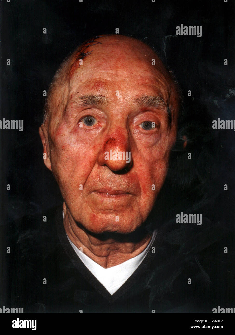 Il sacerdote Fratello Edward Murphy, 78 anni, è stato picchiato con una barra di ferro durante un burglary a casa sua a Liverpool. Murphy, dell'Ordine del Sacro cuore e conosciuto localmente come Padre Francesco, era imbevuto di un guanto blu e legato con cavi e la sua cintura. * mentre una cassa del cuscino era legata sopra la sua testa. Oggi, ha detto ai suoi attaccanti di 'prendere una vita e ottenere un lavoro'. Foto Stock