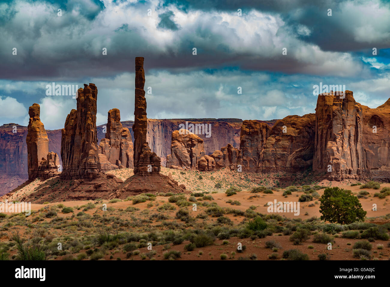 Il Totem Pole pilastro guglia di roccia Monument Valley Arizona USA Foto Stock