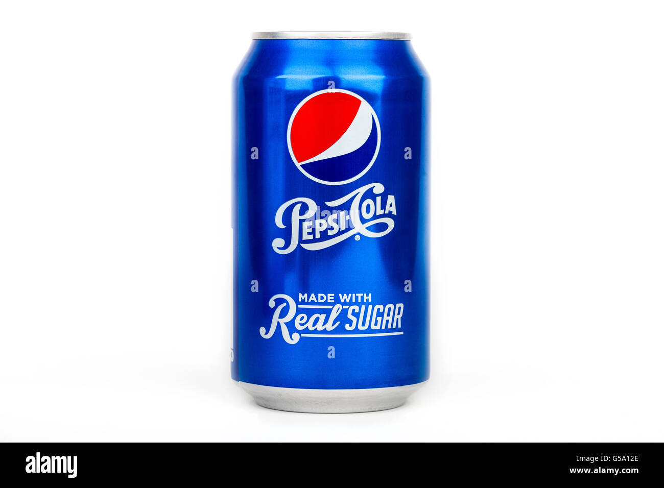 LONDON, Regno Unito - 16 giugno 2016: una lattina di Pepsi Cola su un semplice sfondo bianco, il 16 giugno 2016. Il prodotto è realizzato e m Foto Stock