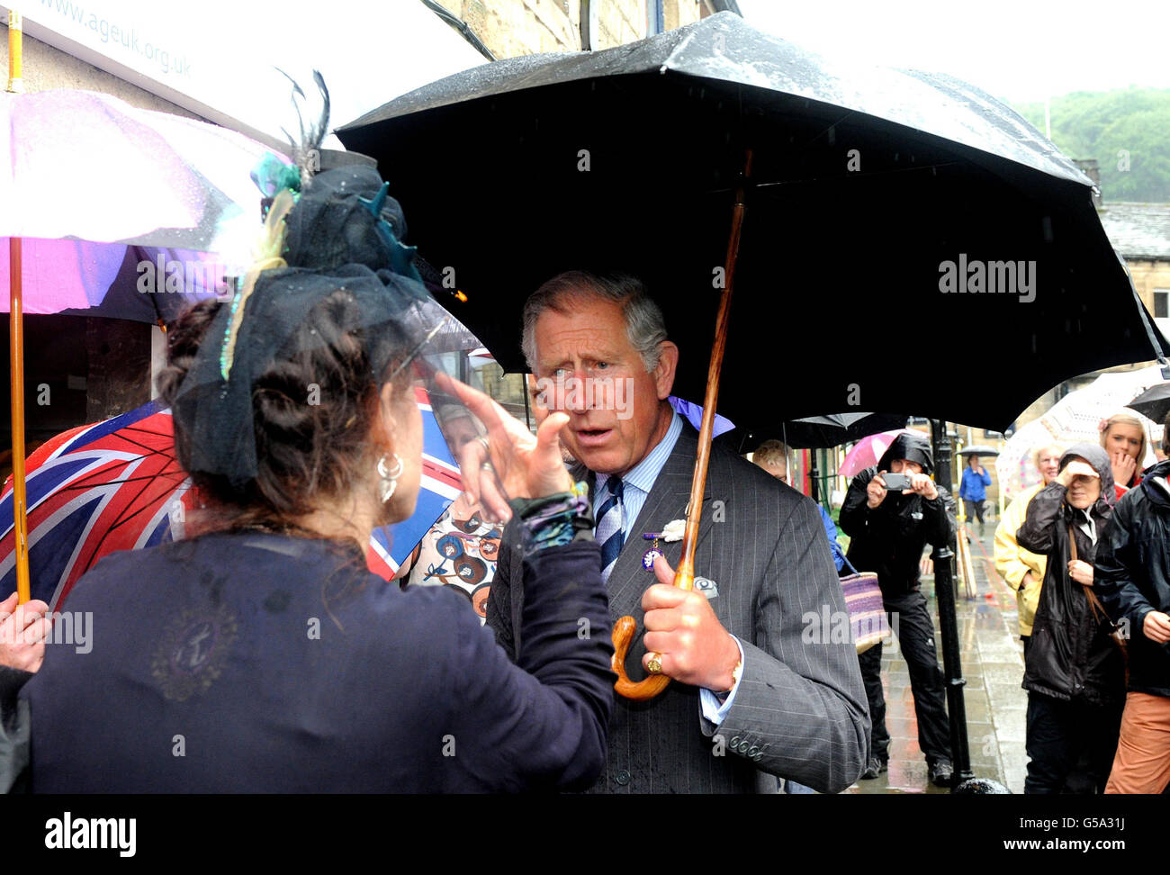 Il Principe del Galles parla con la gente del posto a Hebden Bridge, West Yorkshire, che è stato colpito duramente dalle inondazioni che hanno devastato alcune parti dello Yorkshire occidentale due settimane fa. Foto Stock