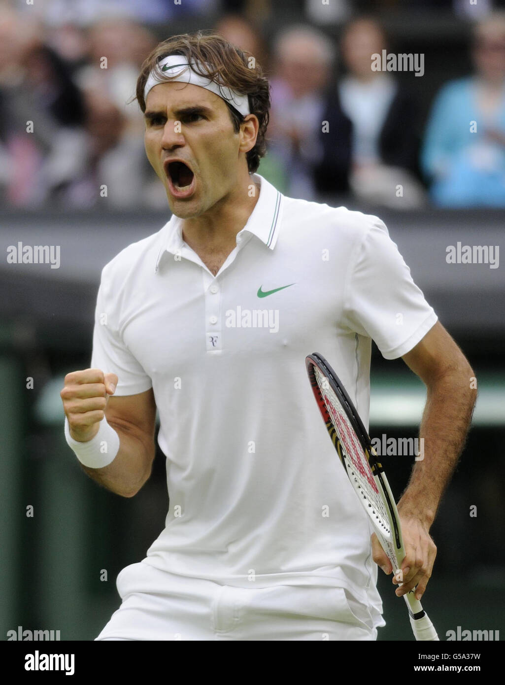 Roger Federer, in Svizzera, celebra la vittoria del terzo set durante l'undici° giorno dei Campionati Wimbledon 2012 presso l'All England Lawn Tennis Club di Wimbledon. Foto Stock