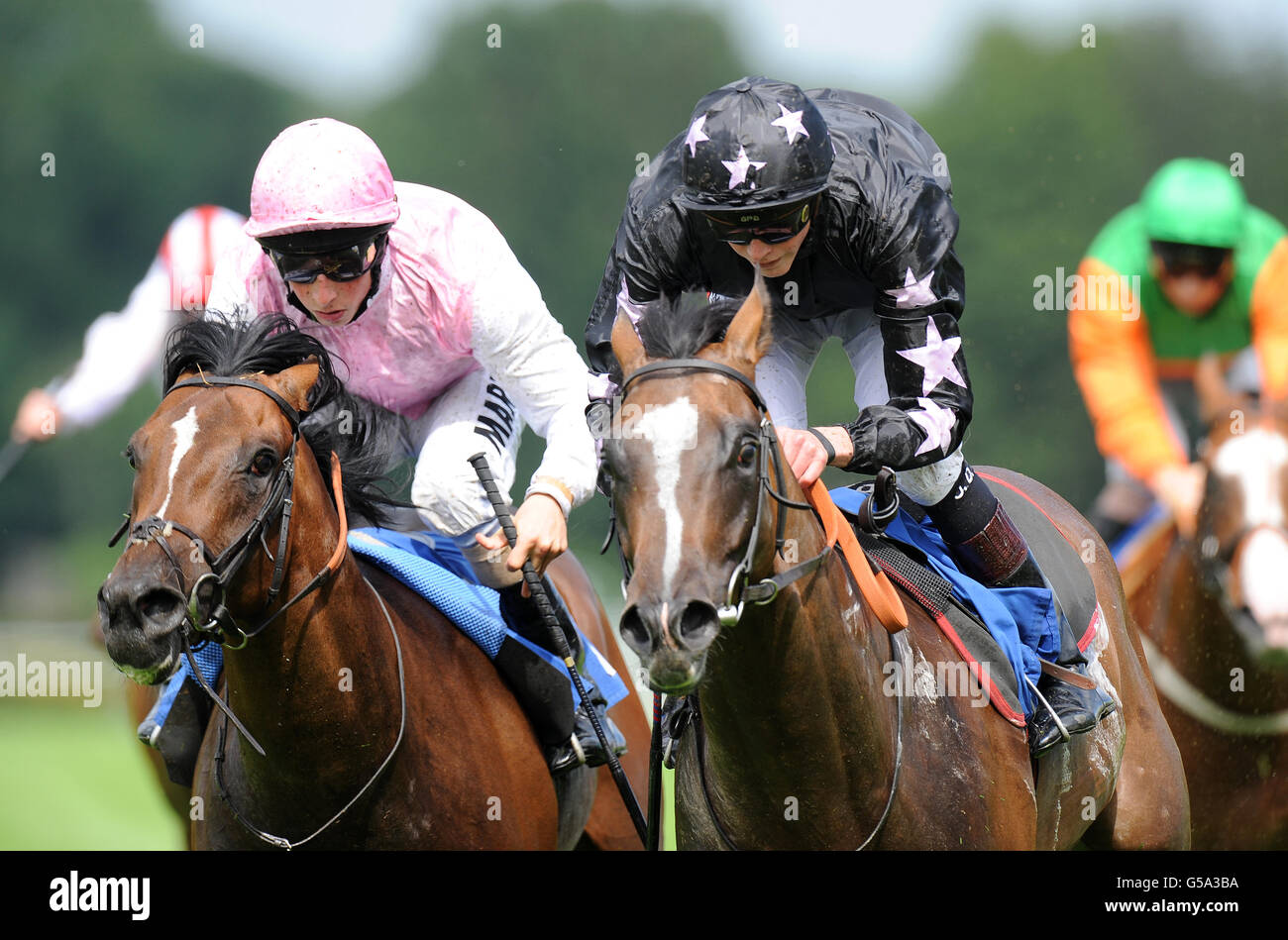 Hot Diggity cavalcata da James Doyle (a destra) vincitori della puntata su coral.co.uk Irish Stallion Farms E.B.F Maiden Stakes from Tropical Song cavalcata da William Buick (a sinistra) Foto Stock