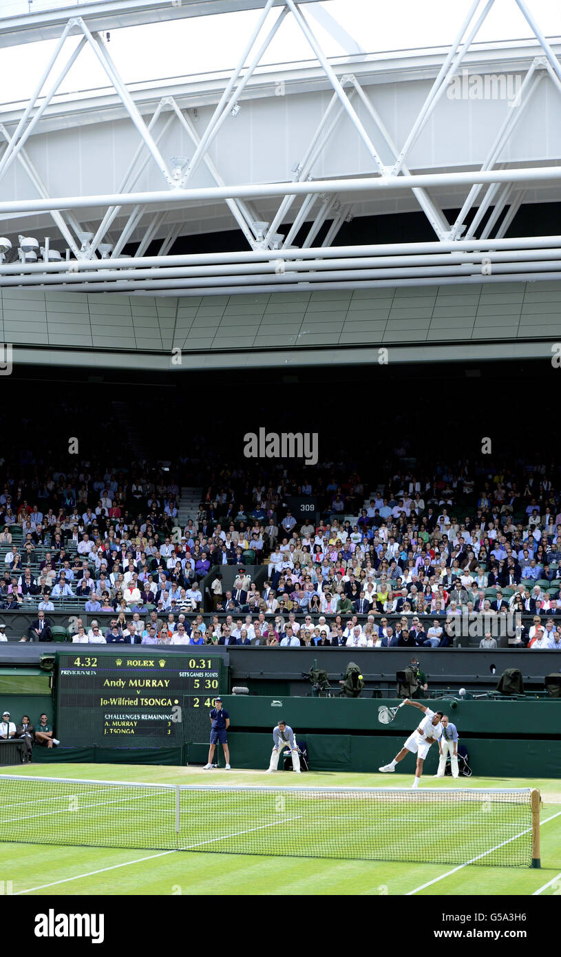 Il francese Jo-Wilfried Tsonga suona Andy Murray in Gran Bretagna durante il giorno undici dei campionati di Wimbledon 2012 all'All England Lawn Tennis Club, Wimbledon. Foto Stock
