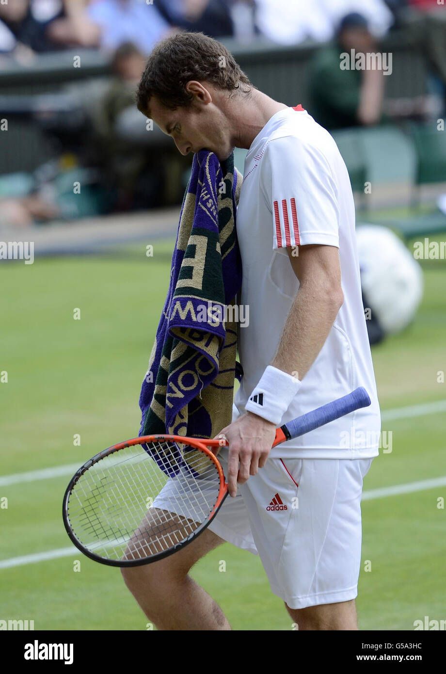 Andy Murray della Gran Bretagna reagisce nella sua partita contro il francese Jo-Wilfried Tsonga durante il giorno undici dei campionati di Wimbledon 2012 all'All England Lawn Tennis Club, Wimbledon. Foto Stock