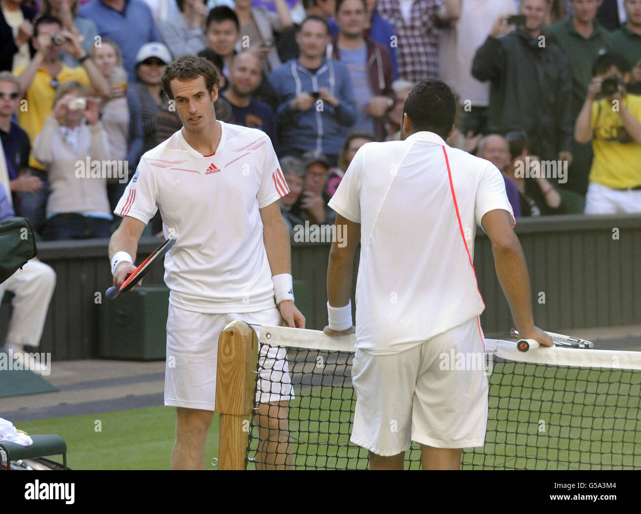 Andy Murray (a sinistra) della Gran Bretagna aspetta l'ultimo punto che viene sfidato da Jo-Wilfried Tsonga in Francia durante l'undici° giorno dei Campionati Wimbledon del 2012 presso l'All England Lawn Tennis Club di Wimbledon. Foto Stock