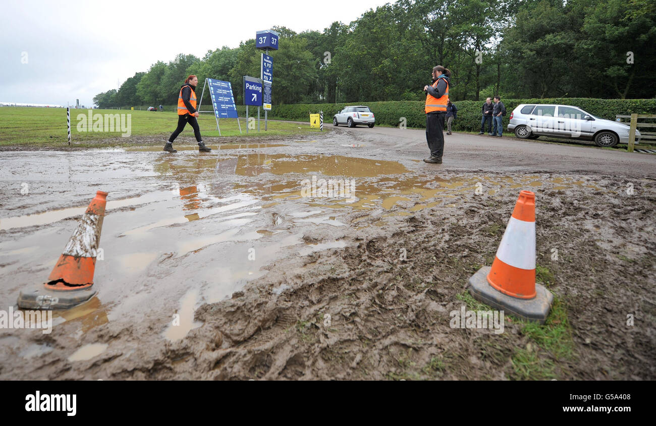 Gli steward bloccano l'ingresso di un parcheggio sul circuito di Silverstone dopo che la pioggia e il fango causarono il caos del traffico prima di qualificarsi per il Gran Premio di Gran Bretagna al circuito di Silverstone, Silverstone. Foto Stock