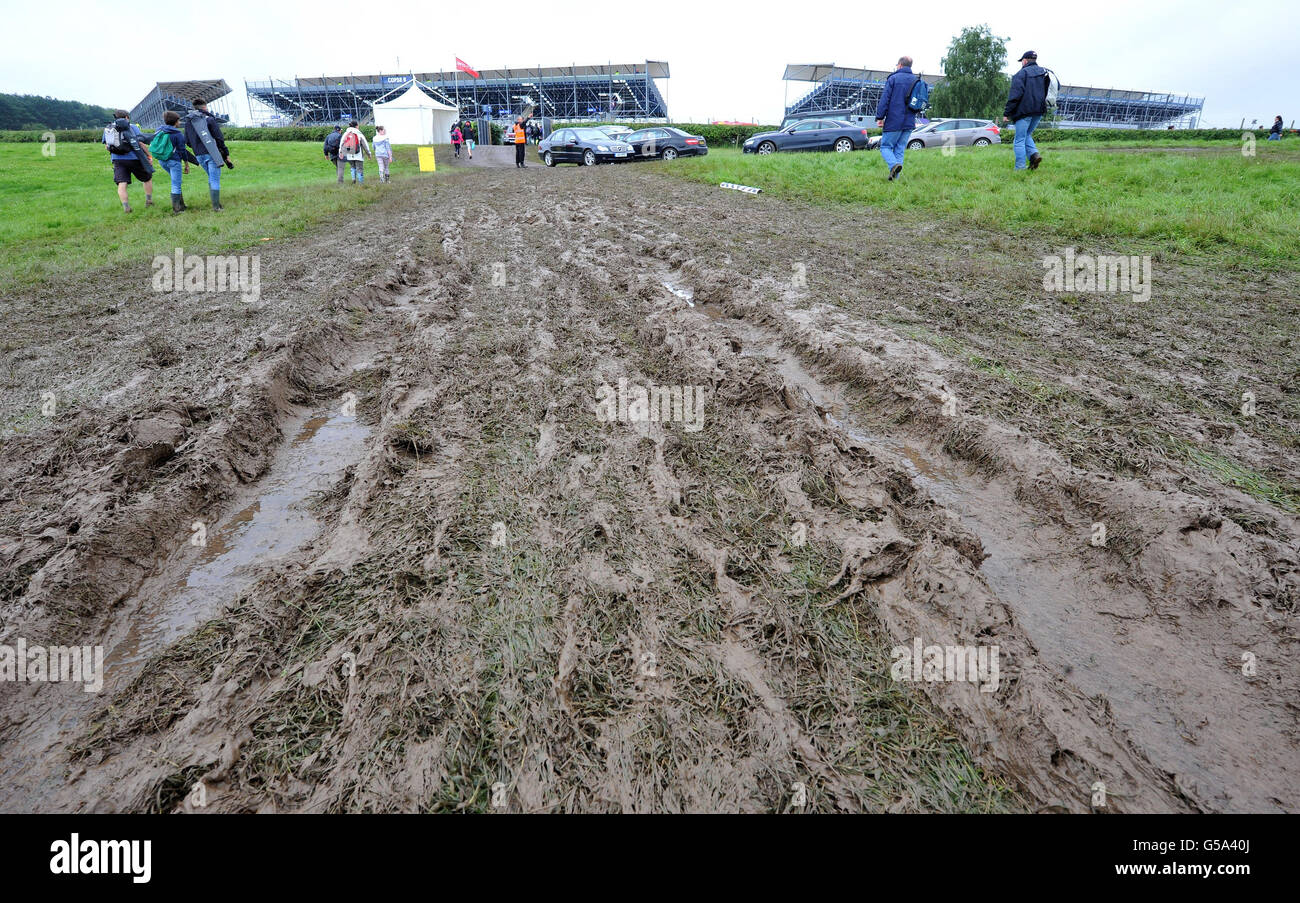 Gli steward bloccano l'ingresso di un parcheggio sul circuito di Silverstone dopo che la pioggia e il fango causarono il caos del traffico prima di qualificarsi per il Gran Premio di Gran Bretagna al circuito di Silverstone, Silverstone. Foto Stock