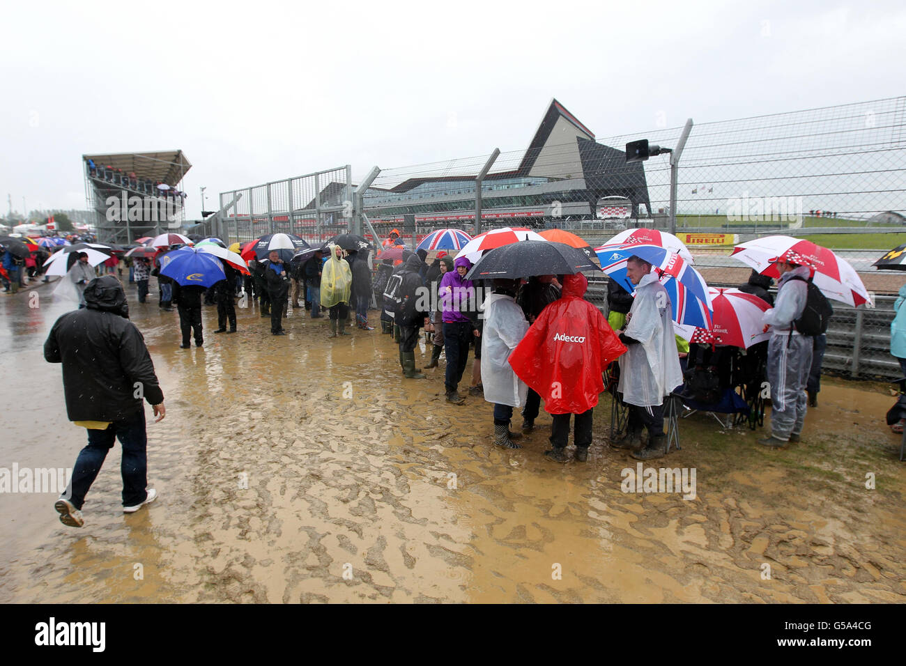 Motor Racing - Campionato del mondo di Formula uno 2012 - Gran Premio di Gran Bretagna - terza sessione di prove e Qualifiche - Silverstone. I tifosi attendono la ripartenza delle qualifiche al Gran Premio di Gran Bretagna al circuito di Silverstone, Silverstone. Foto Stock