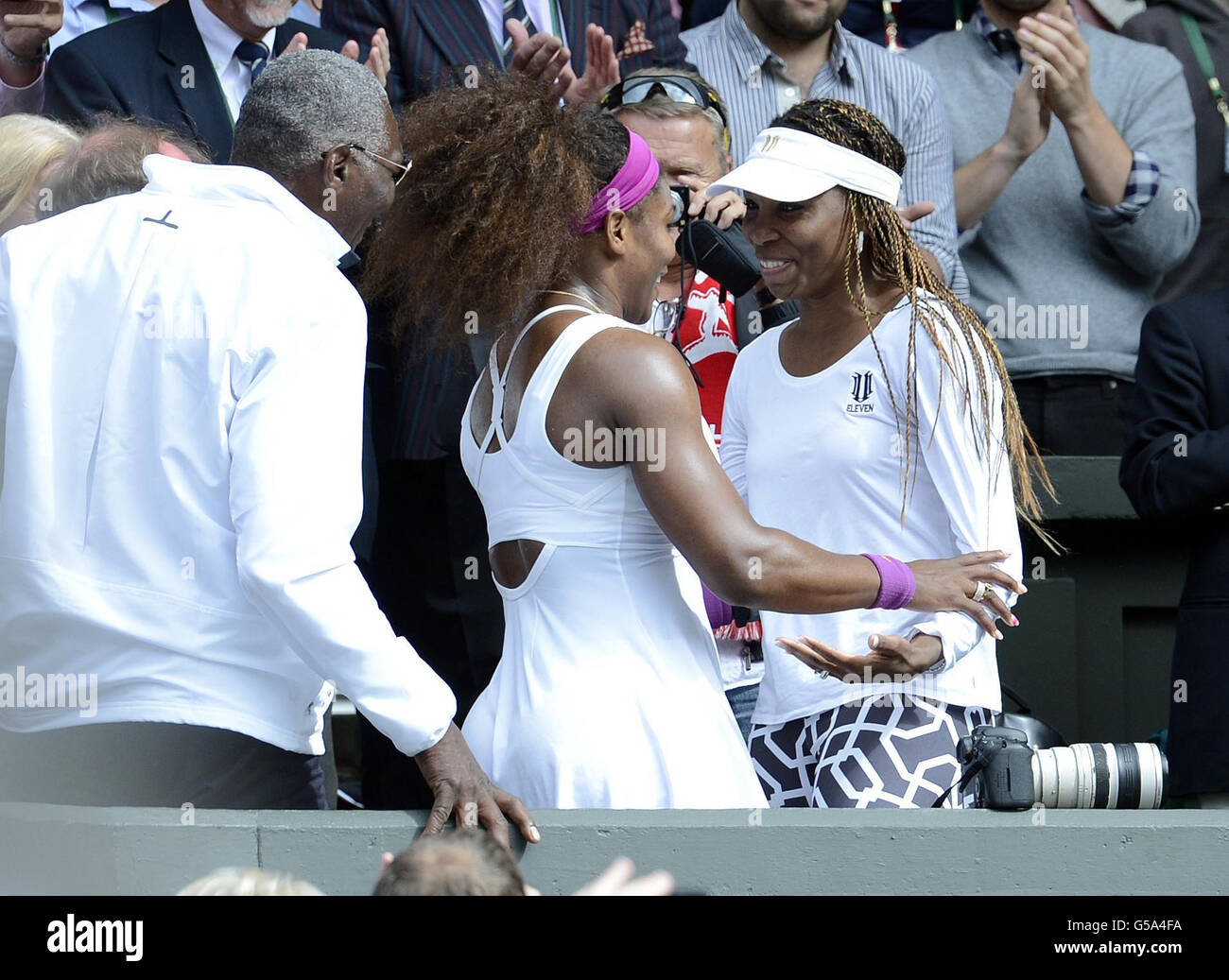 La Serena Williams degli Stati Uniti celebra la sconfitta dell'Agnieszka Radwanska polacca con la sorella Venus Williams (a destra) durante il dodici° giorno dei Campionati Wimbledon del 2012 presso l'All England Lawn Tennis Club di Wimbledon. Foto Stock