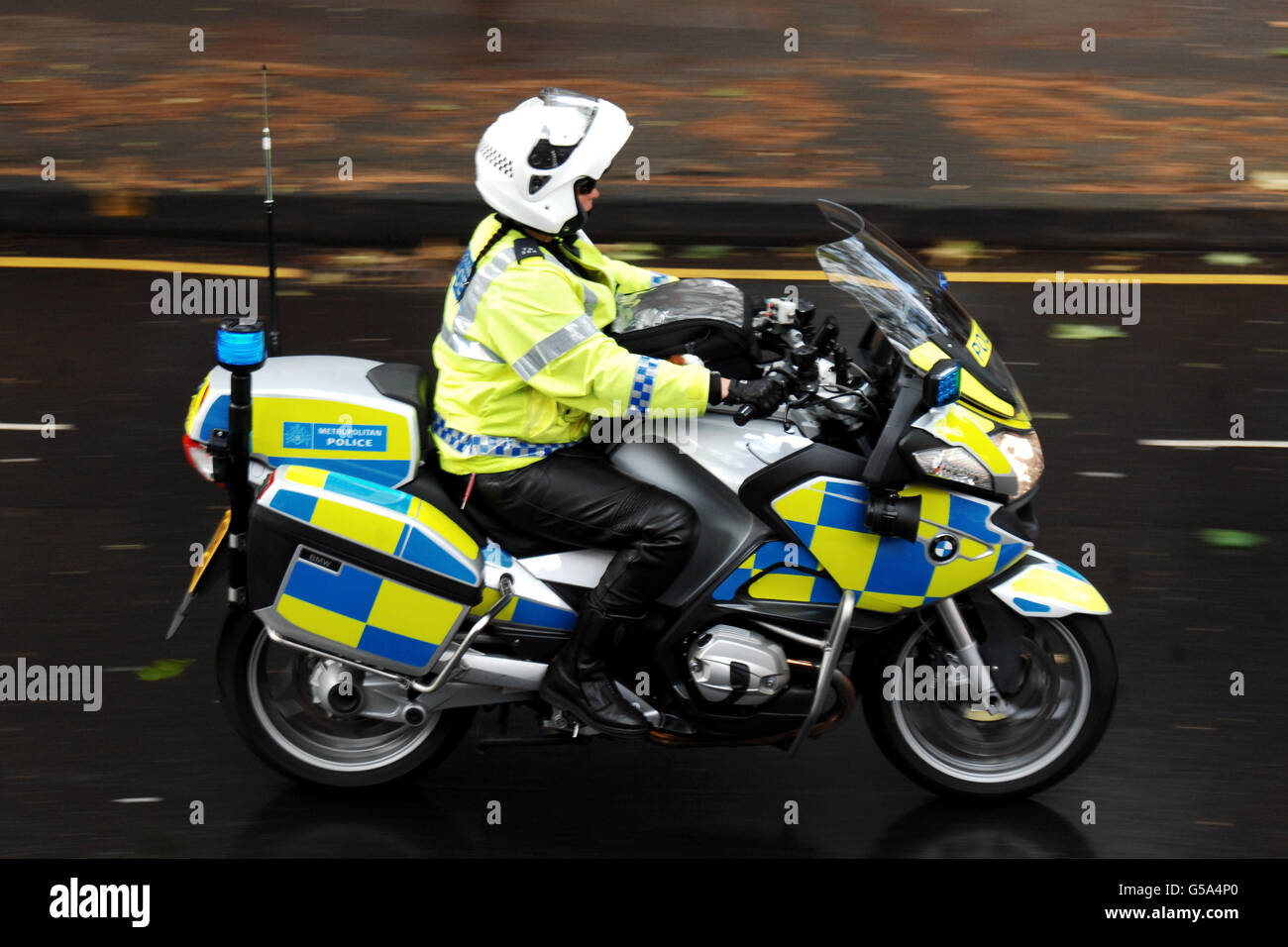 Una motocicletta di polizia come parte di una squadra di Olympic Veicoli con supporto del relè della torcia Foto Stock