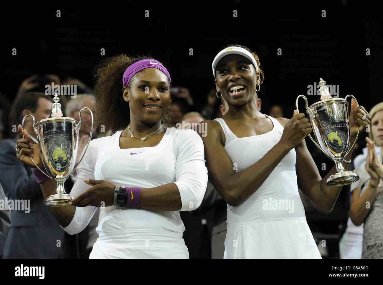 USA's Serena (a sinistra) e Venus Williams con i loro trofei dopo aver vinto la finale di Ladies Doubles durante il giorno dodici dei Campionati di Wimbledon 2012 all'All England Lawn Tennis Club di Wimbledon. Foto Stock