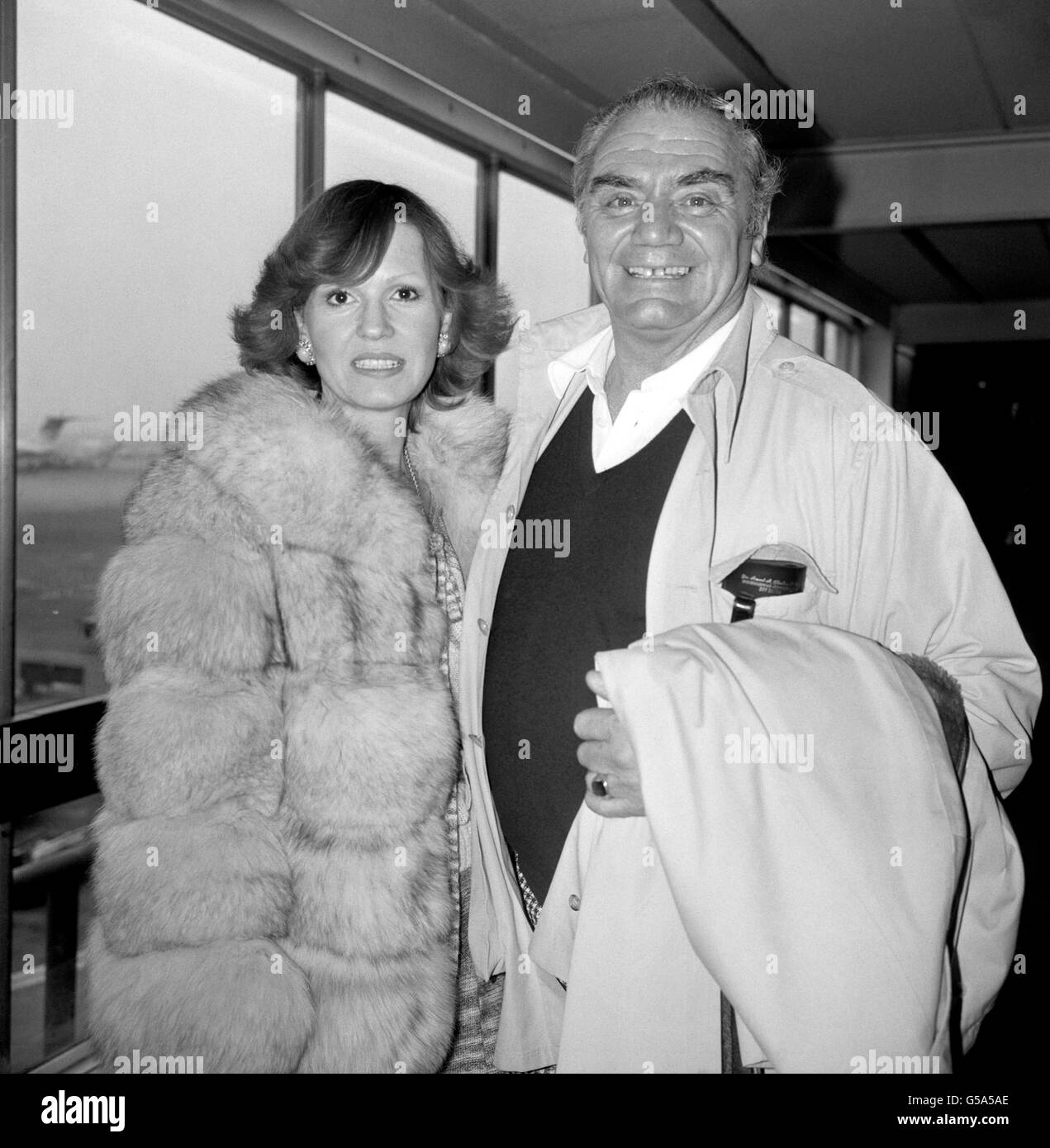 L'attore americano Ernest Borgnine e la sua quinta moglie norvegese Tove all'aeroporto di Heathrow. Stavano passando per Los Angeles da Roma, dove il signor Borgnine ha fatto un film dal titolo "i Diari di Miss X" Foto Stock