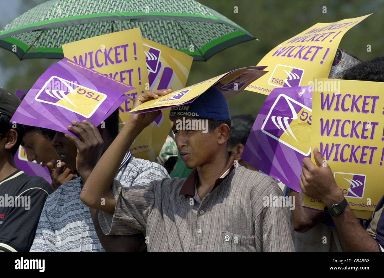 Gli studenti della folla si guardano mentre i wickets inglesi cadono, durante il quarto giorno del primo test contro lo Sri Lanka, allo stadio di cricket Galle International di Galle, Sri Lanka. Foto Stock